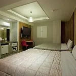 Max Motel
