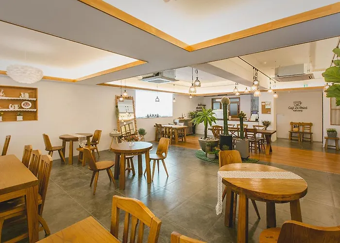 Brown-Dot Hotel Choeup