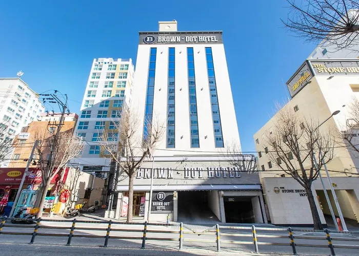 Brown-Dot Hotel Minam