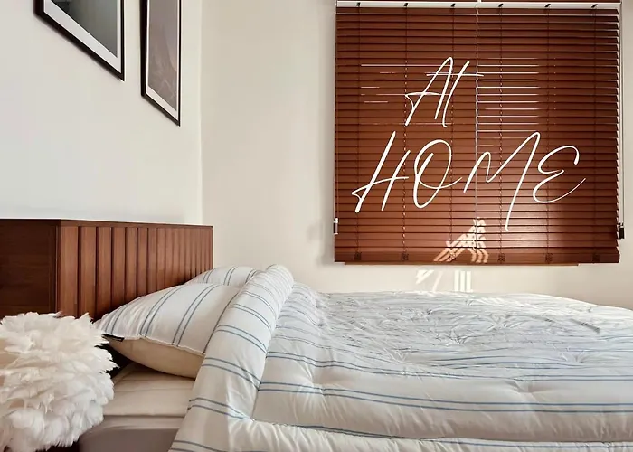 At Home, Sunny Emotional House, Free Parking, 3Q Beds, Attic Movie Theater