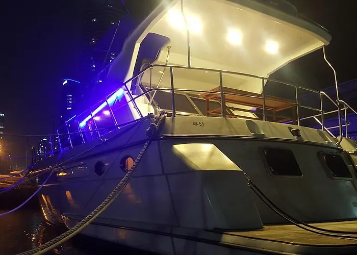 Marine City Club Yacht Stay
