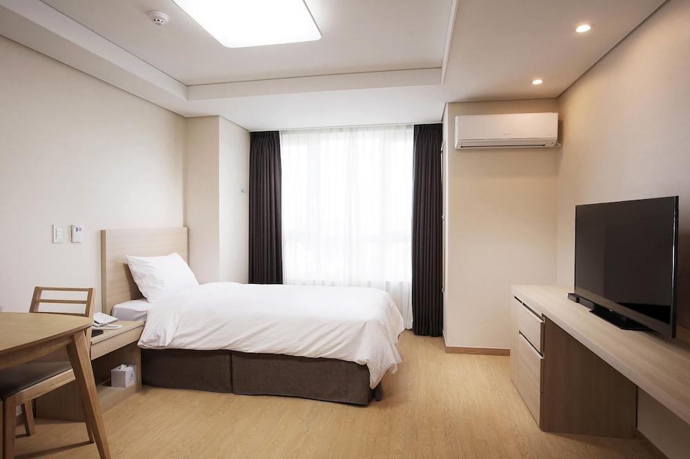 Crown Harbor 4*