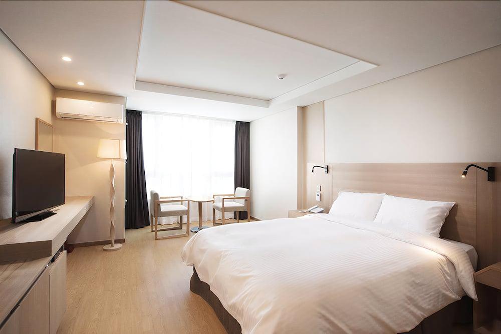 Crown Harbor 4*
