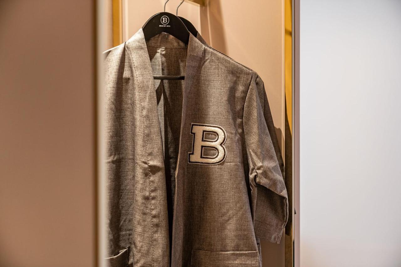 Hotel Brown Dot Signature