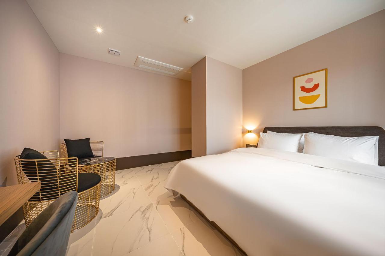 Brown Dot Signature 3* Busan