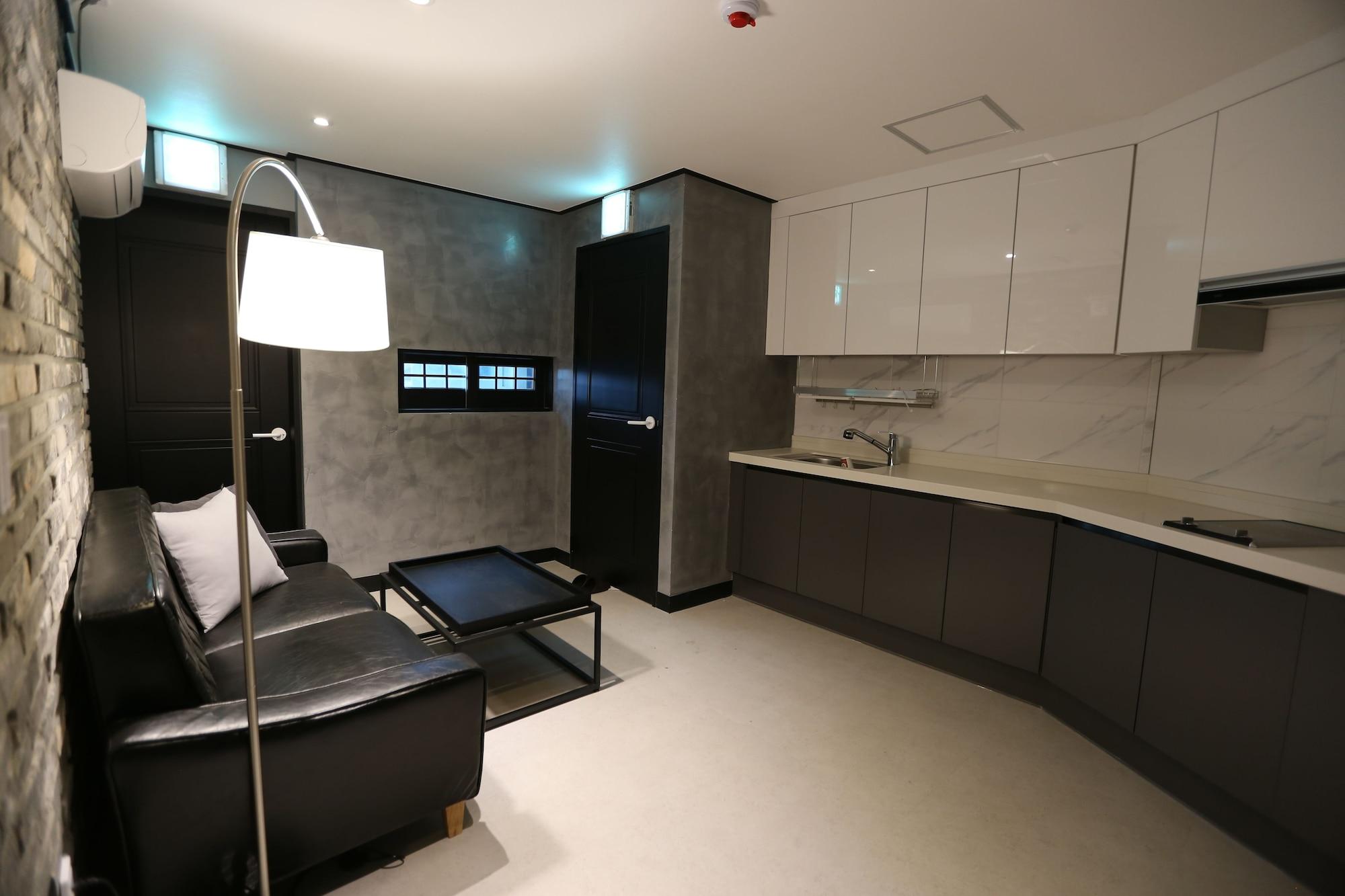 Almond Gupo Station Hotel 2*