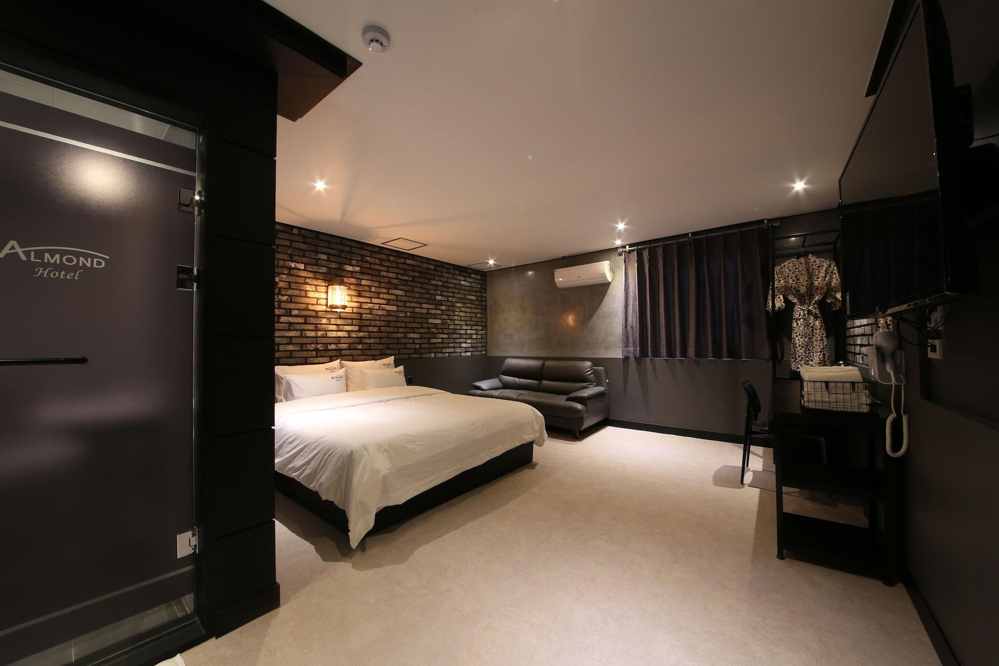 Almond Gupo Station Hotel 2*