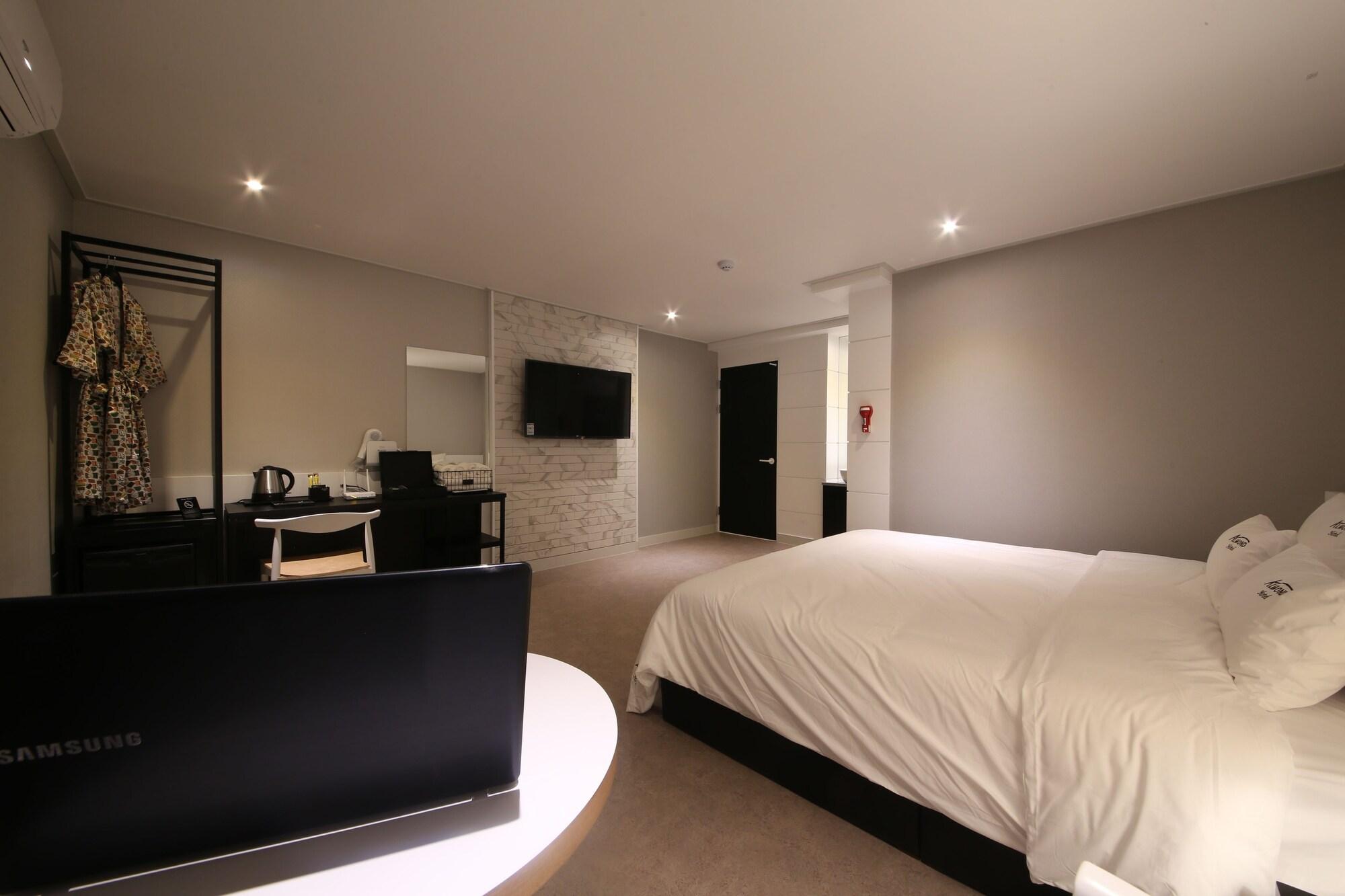 Hotel Almond Gupo Station 2*