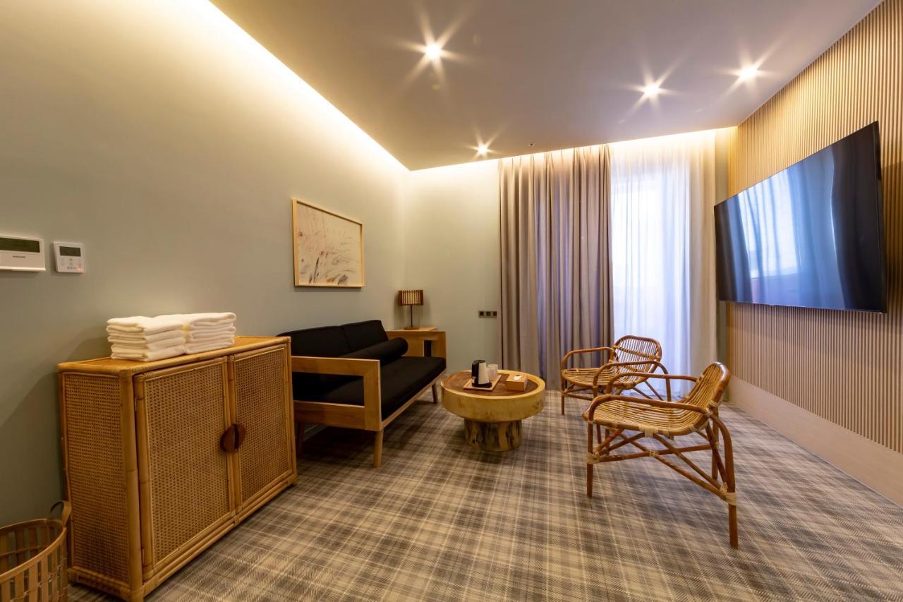 Khách sạn Hound Garden&terrace 2*