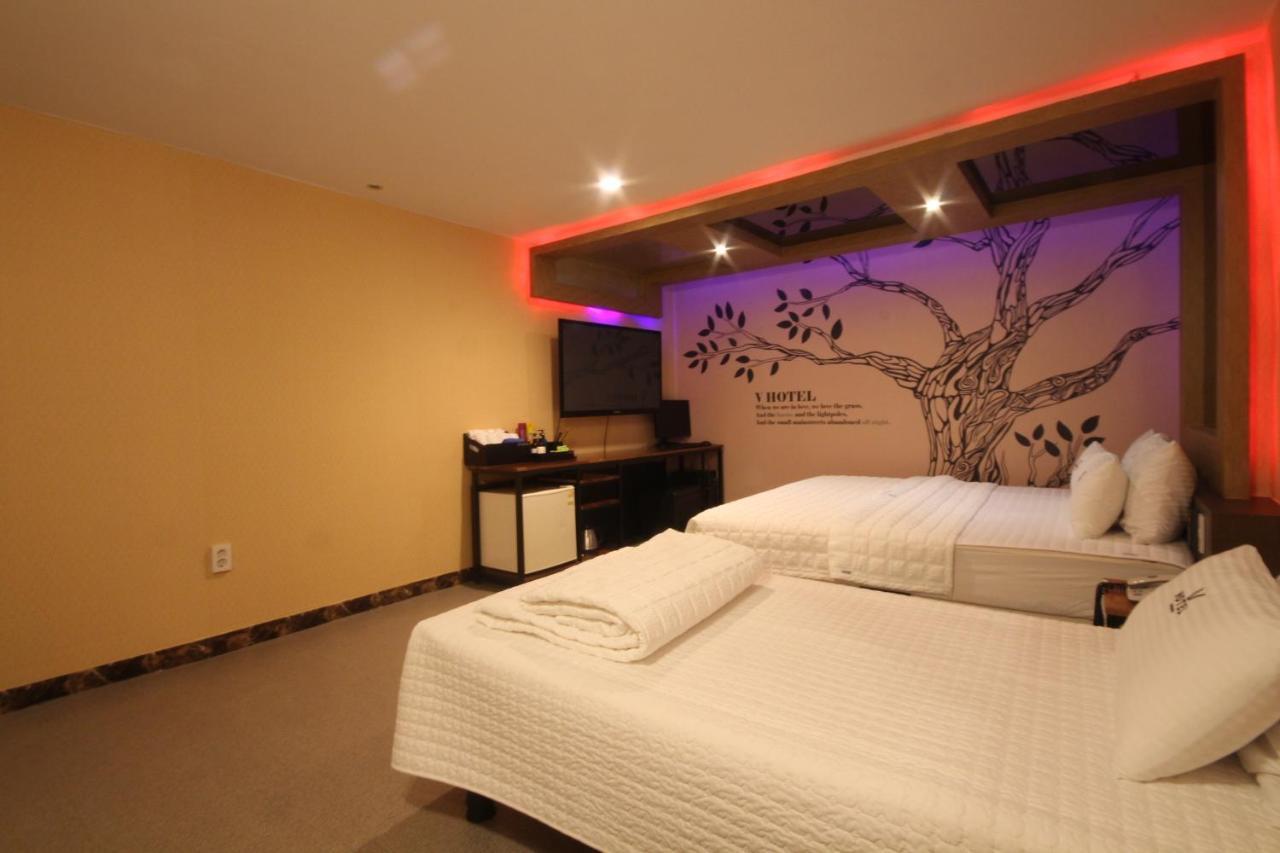 V Motel *