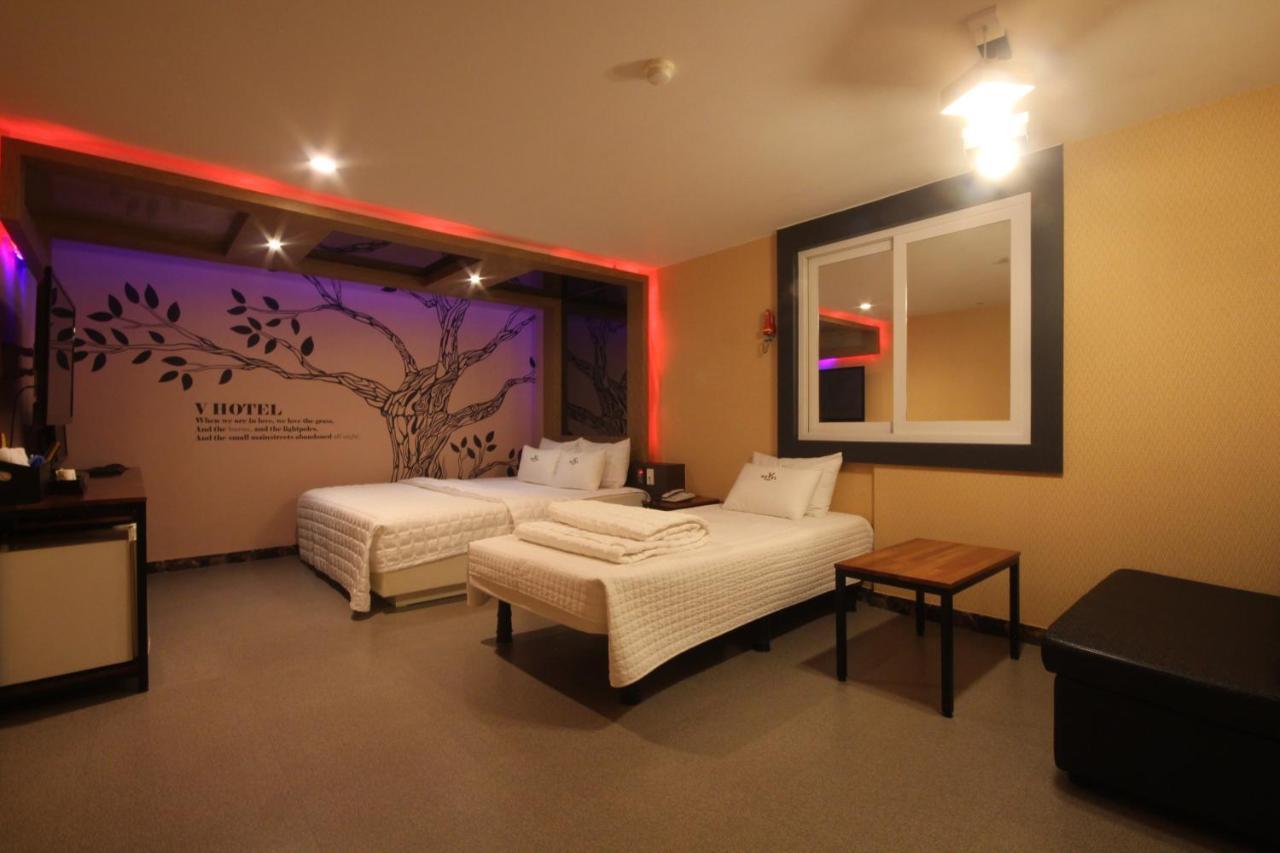 V Motel *