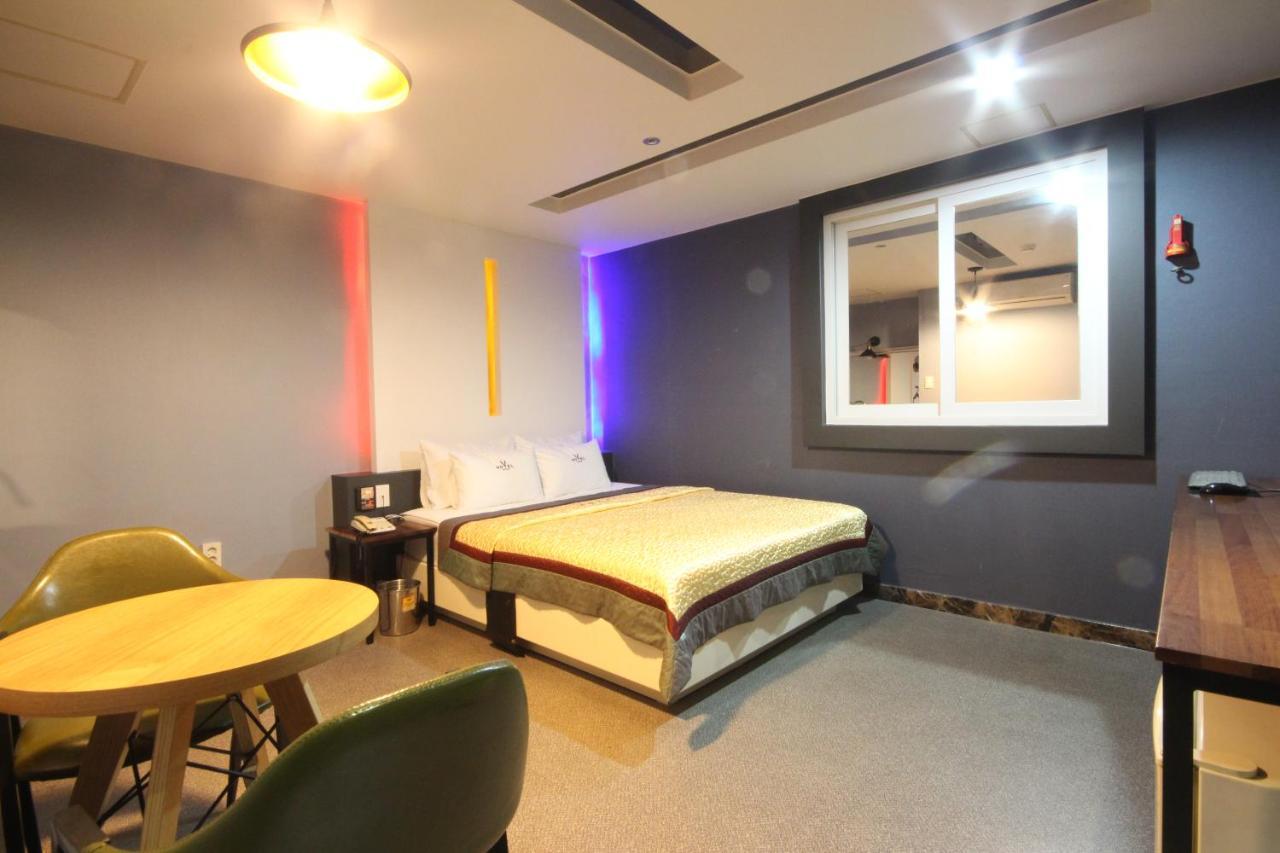 V Motel *