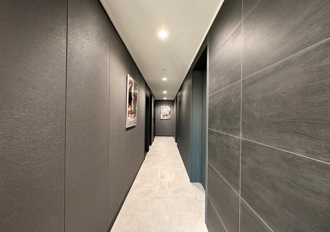 Y Collection By Uh Flat Osiria