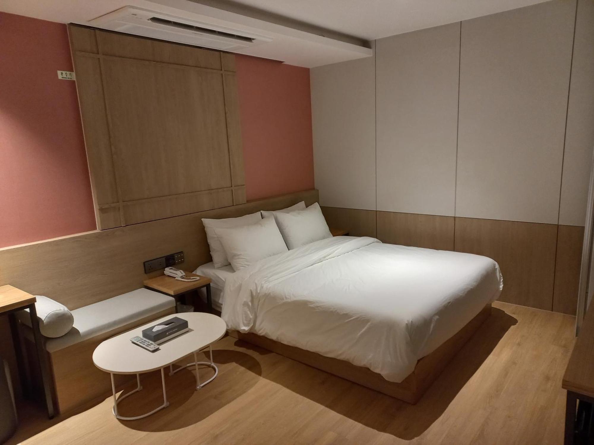 Adena Hotel *