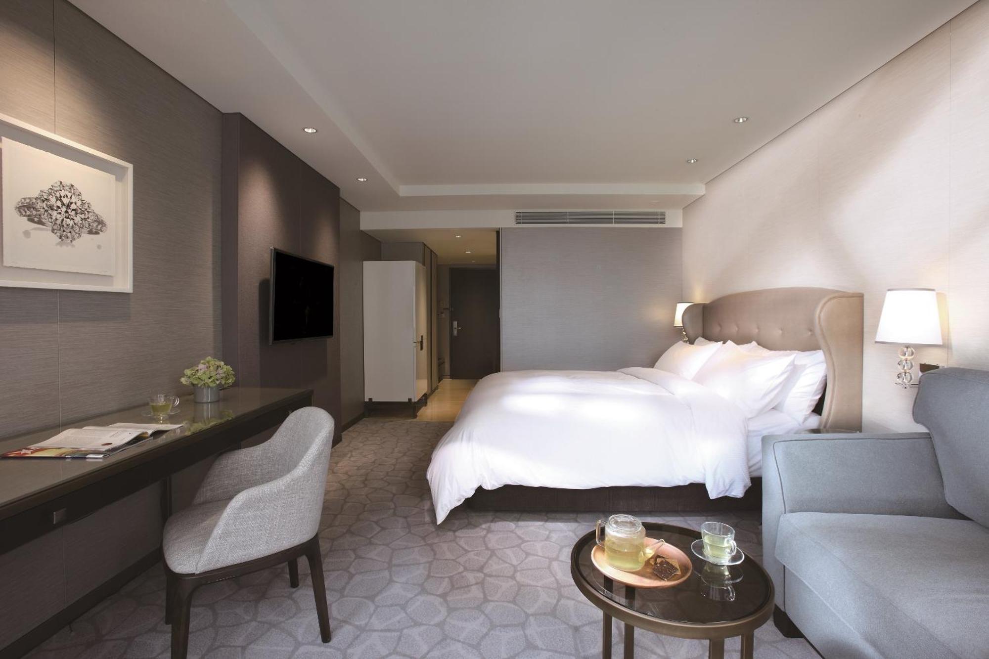 Paradise Hotel