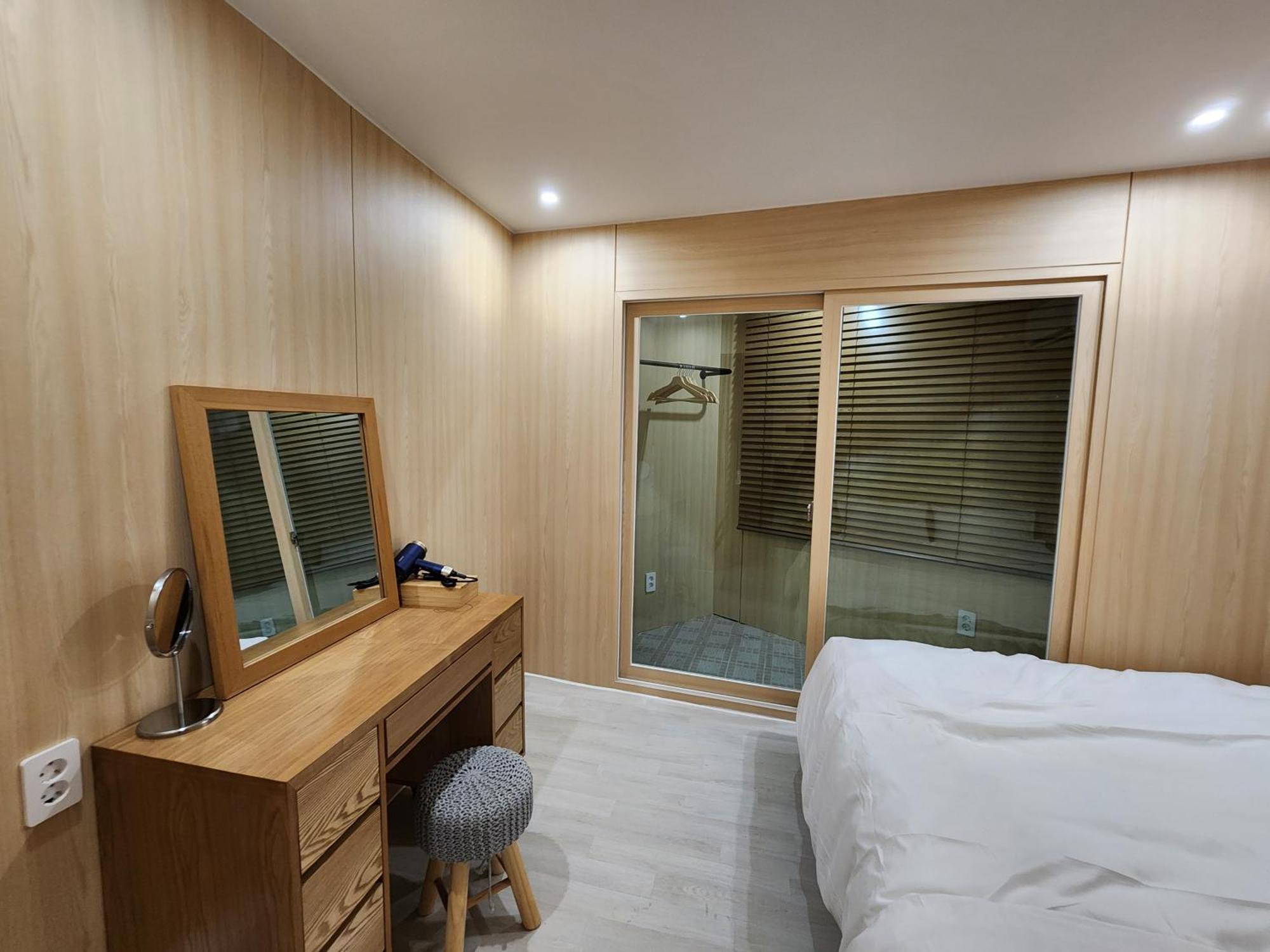 For 13 Ppl - 5min Walk From Stn - Airport Free Pick-up 3 Day Apartment