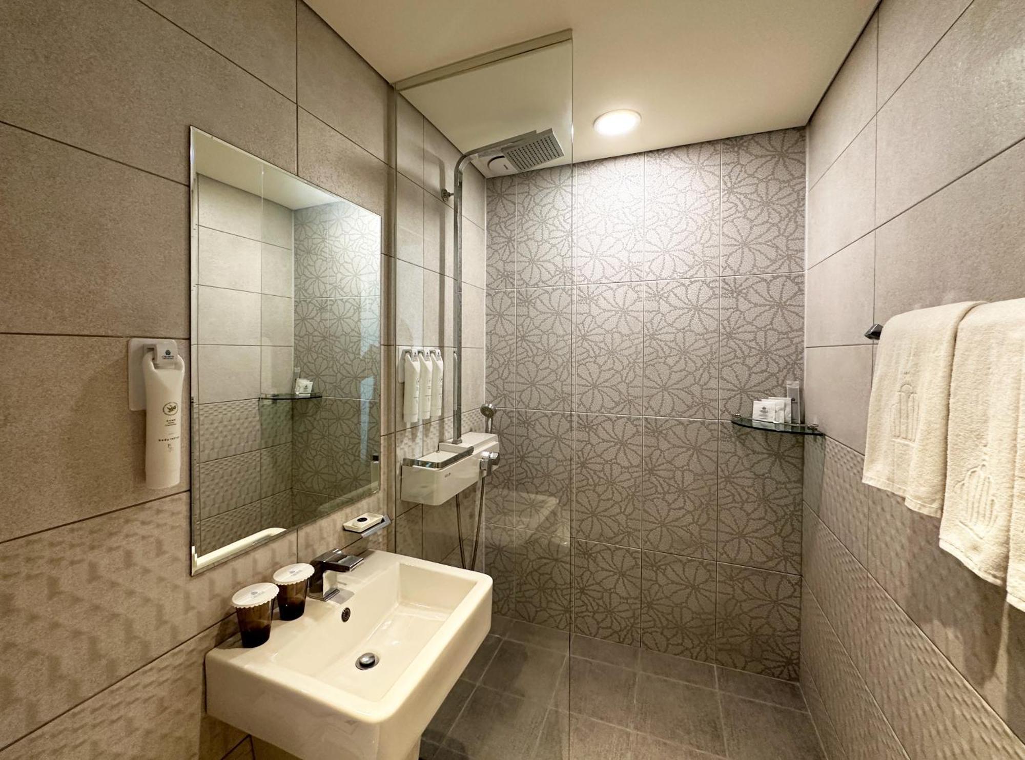 Crown Harbor 4*