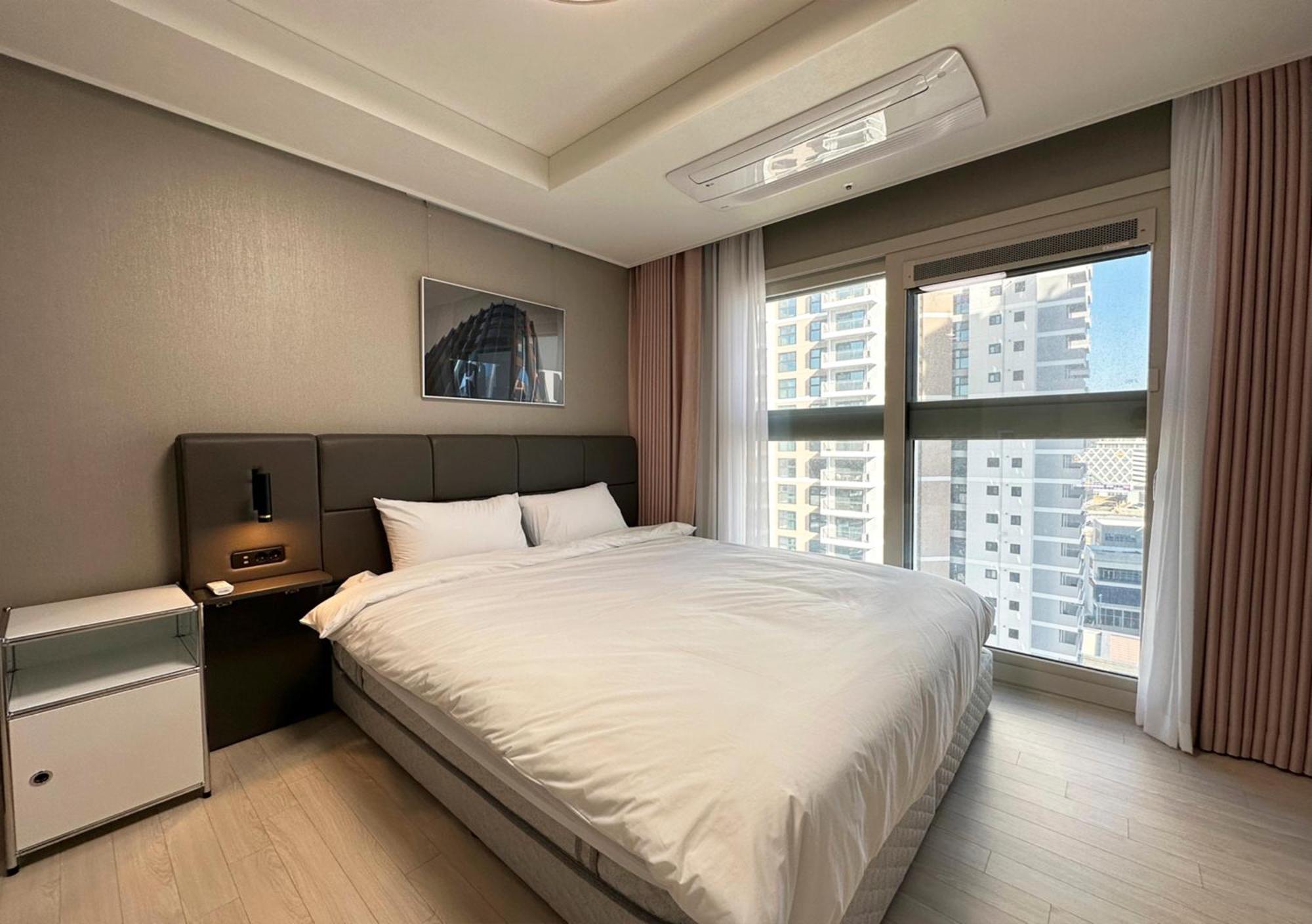 Y Collection By Uh Flat Osiria Busan