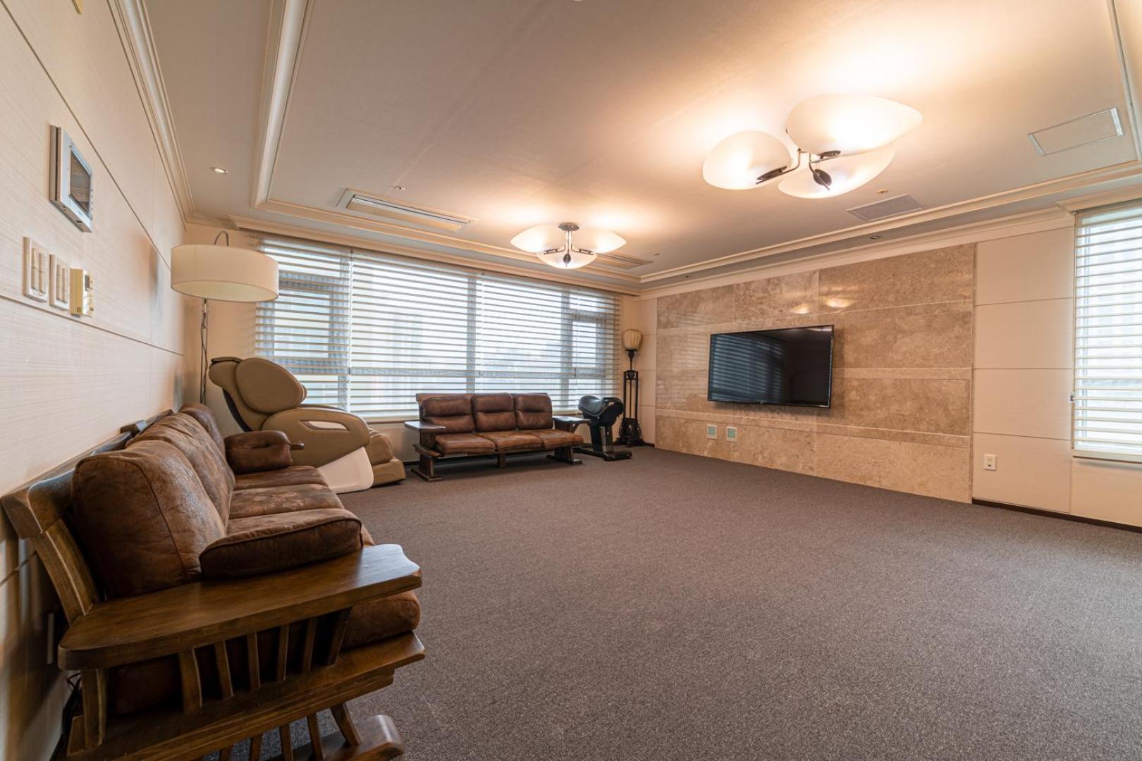 Party House In Happy Apartment