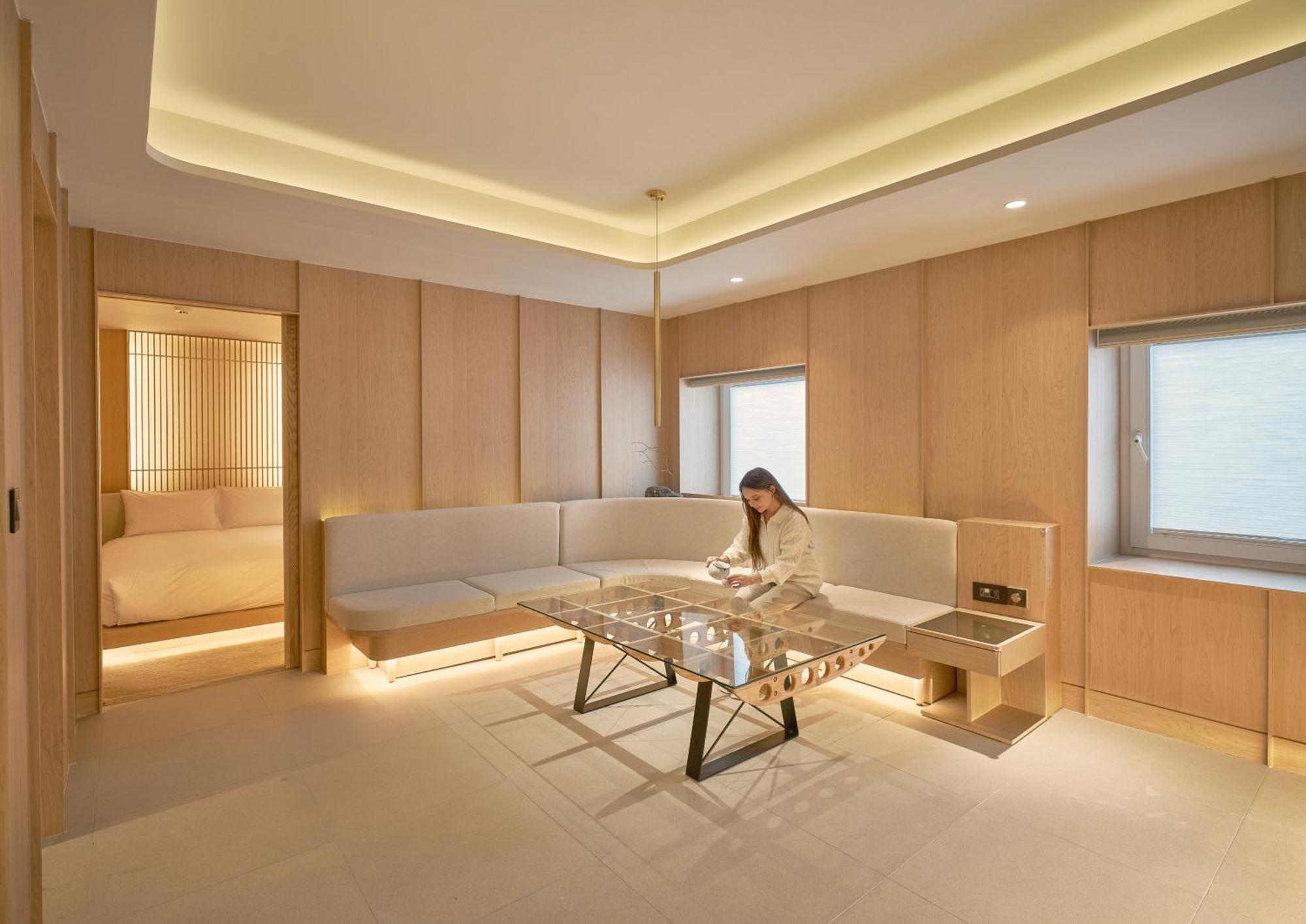 Uh Continental Centerpoint Hotel 4*
