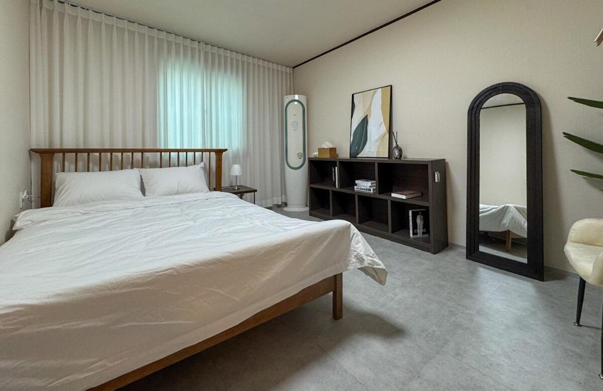 Apartment 8-capacity # 3 # 4 Queen Beds # 10 Minutes On Foot From Station # Wood Tone # Emotional Interior # Netflix Busan
