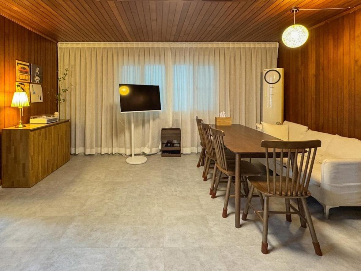 8-capacity # 3 # 4 Queen Beds # 10 Minutes On Foot From Station # Wood Tone # Emotional Interior # Netflix Apartment *