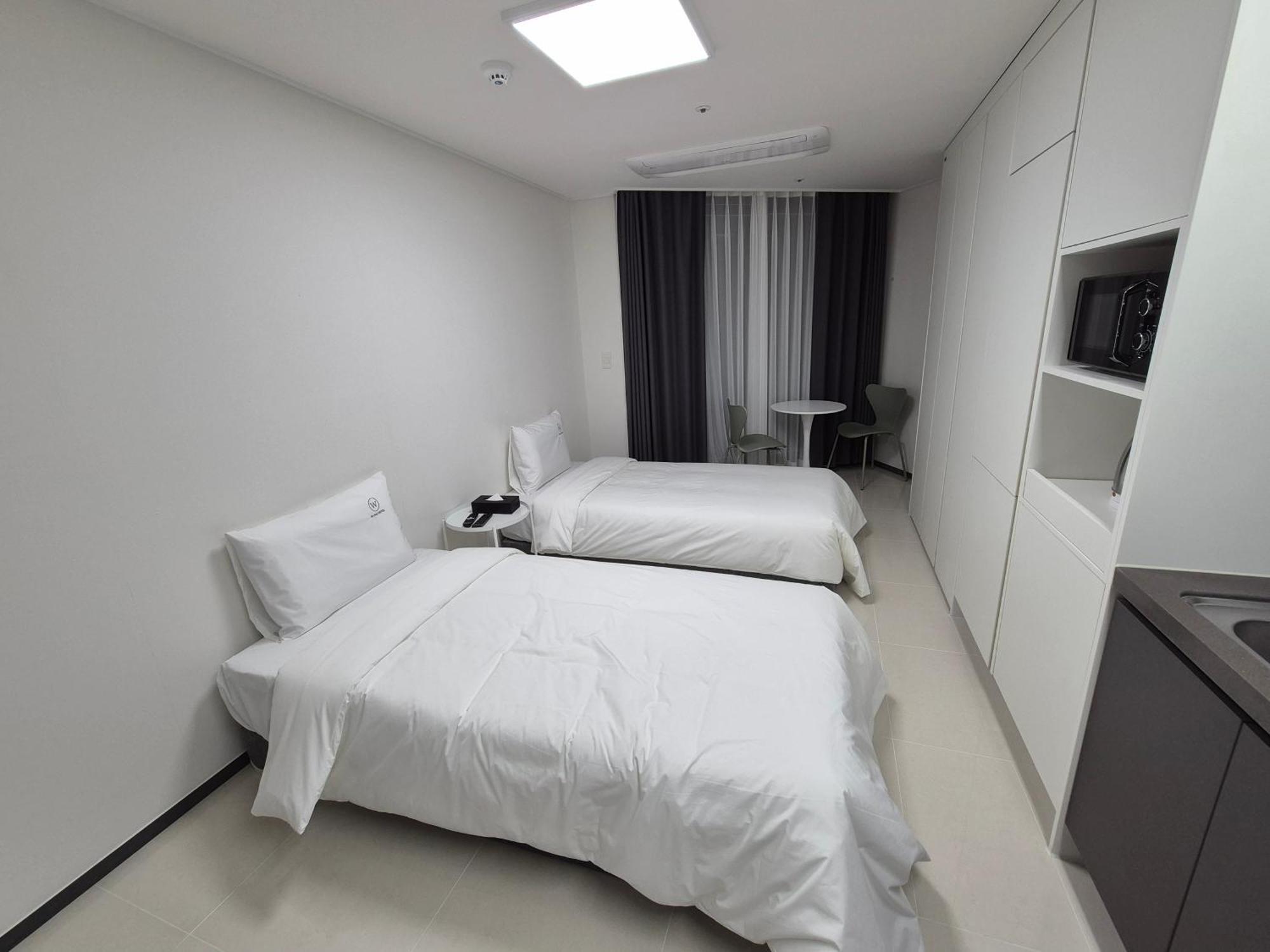 Apartment W Hall *