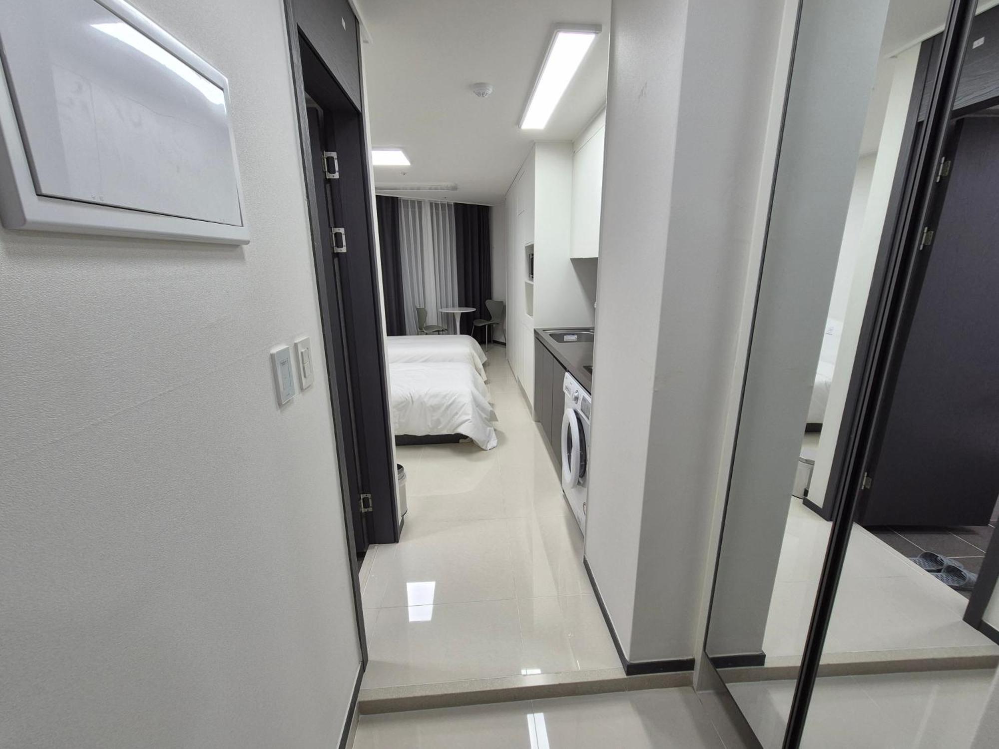 W Hall Apartment *