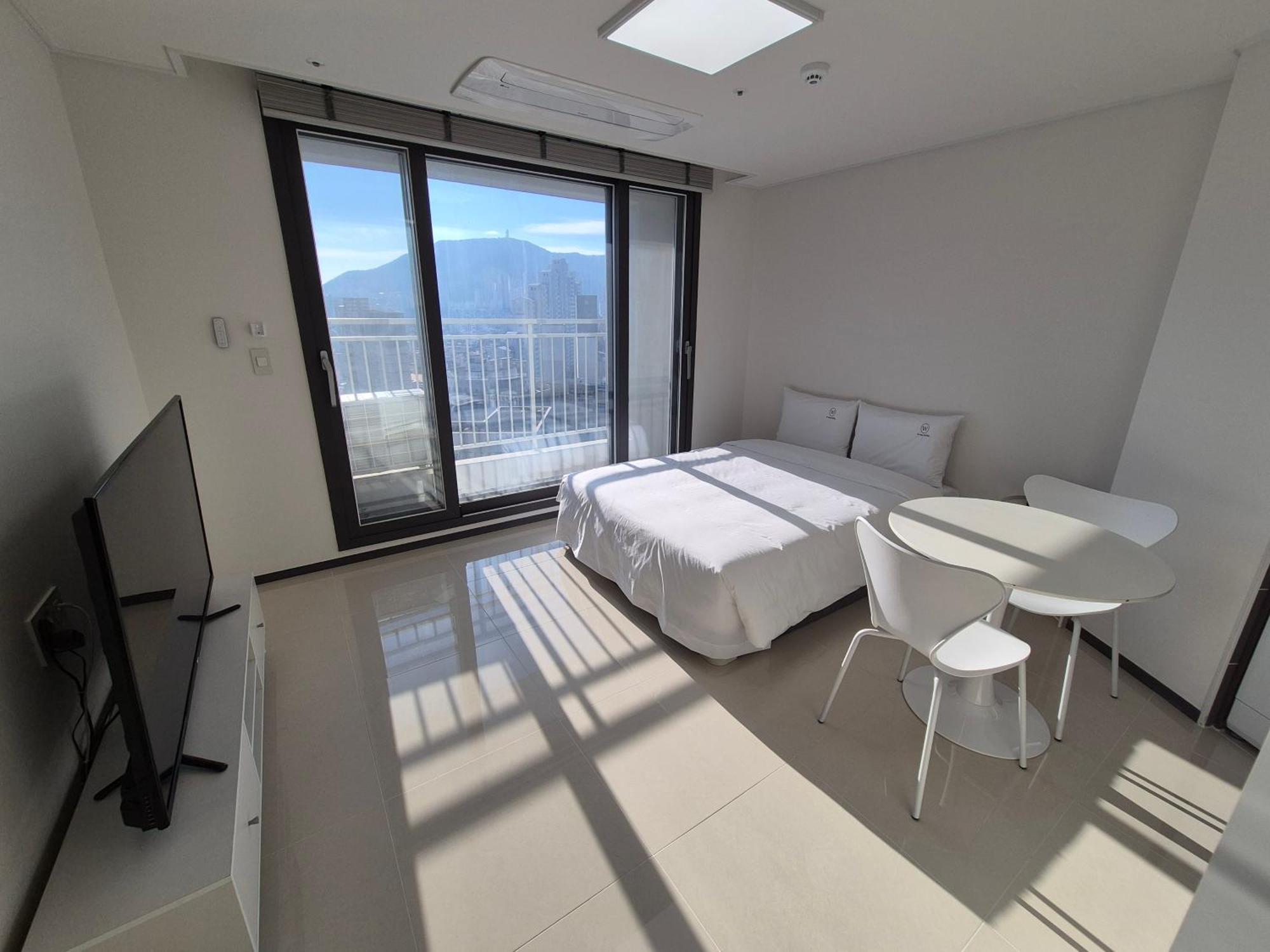 Apartment W Hall *