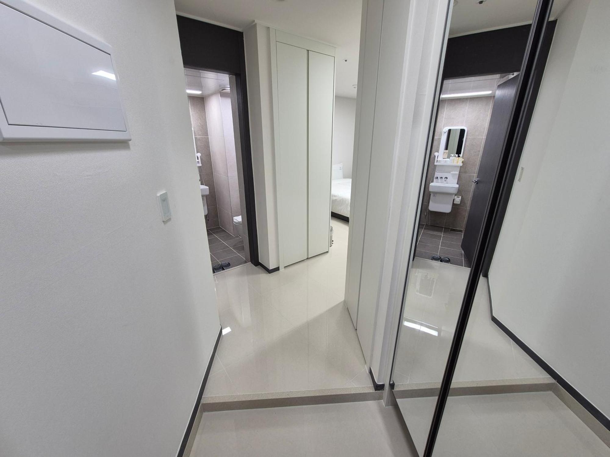 W Hall Apartment *