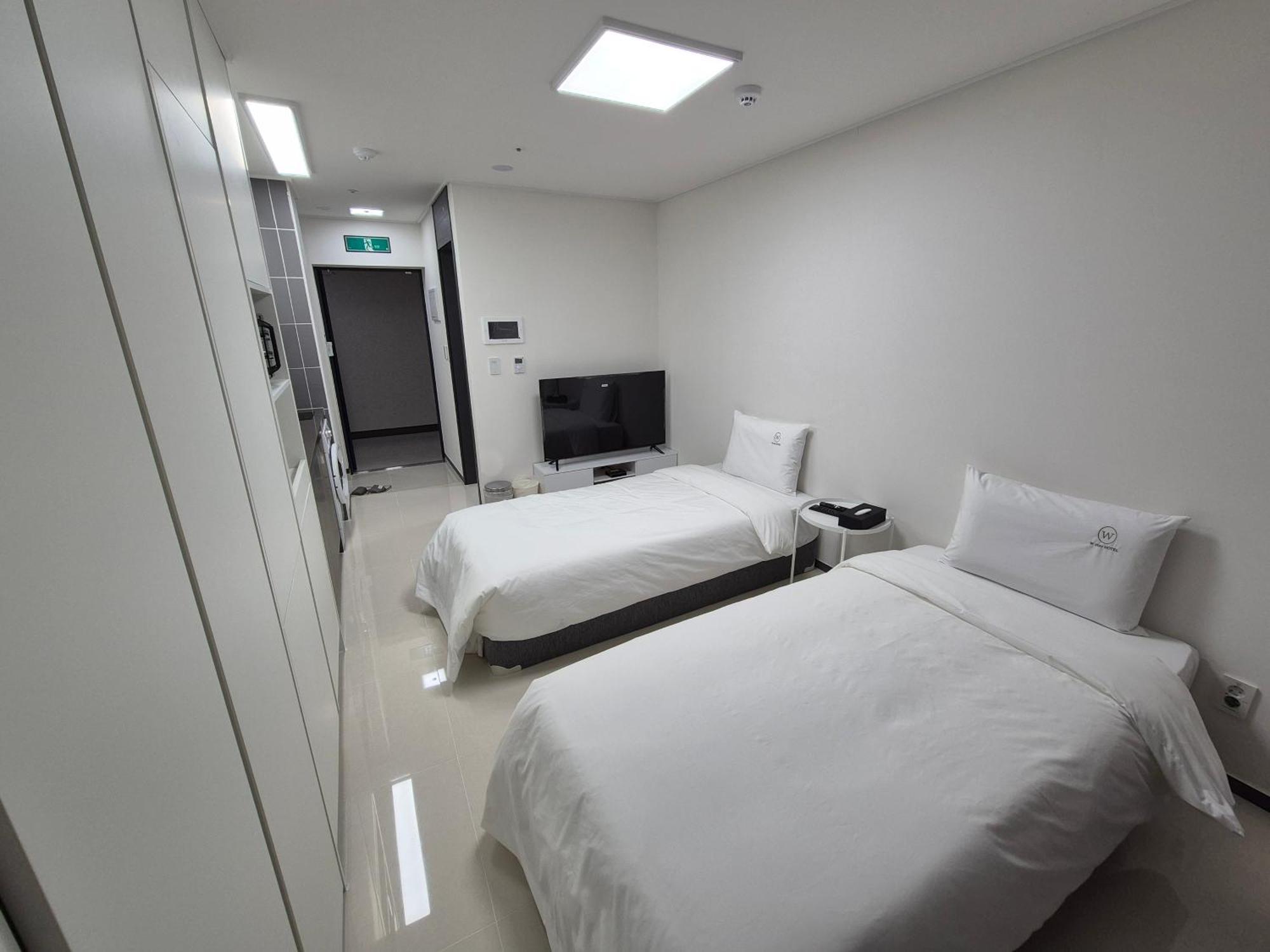 Apartment W Hall *