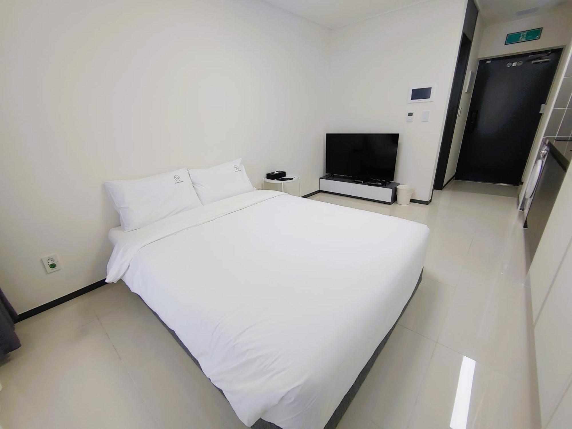 Apartment W Hall