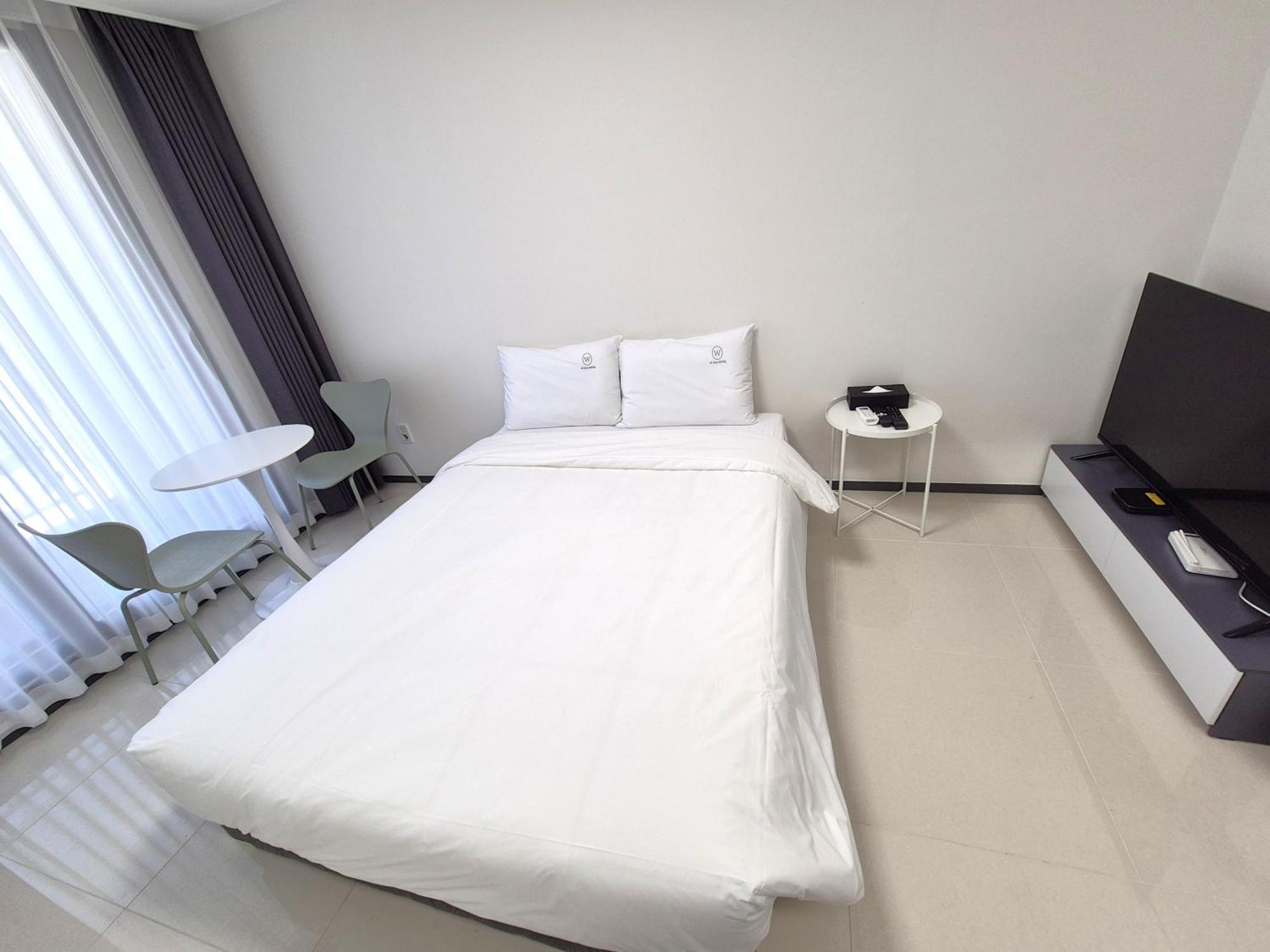 Apartment W Hall