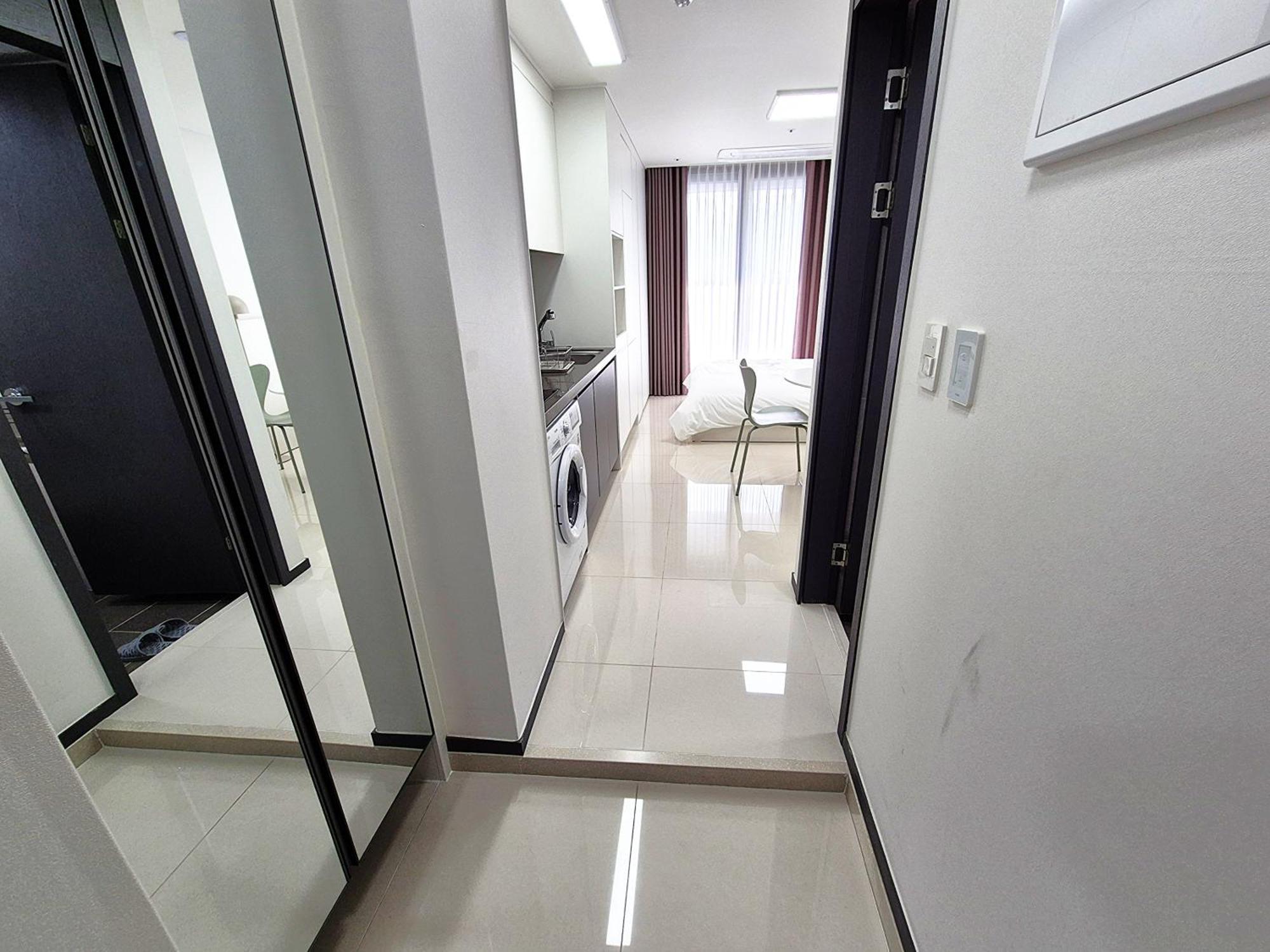 W Hall Apartment *