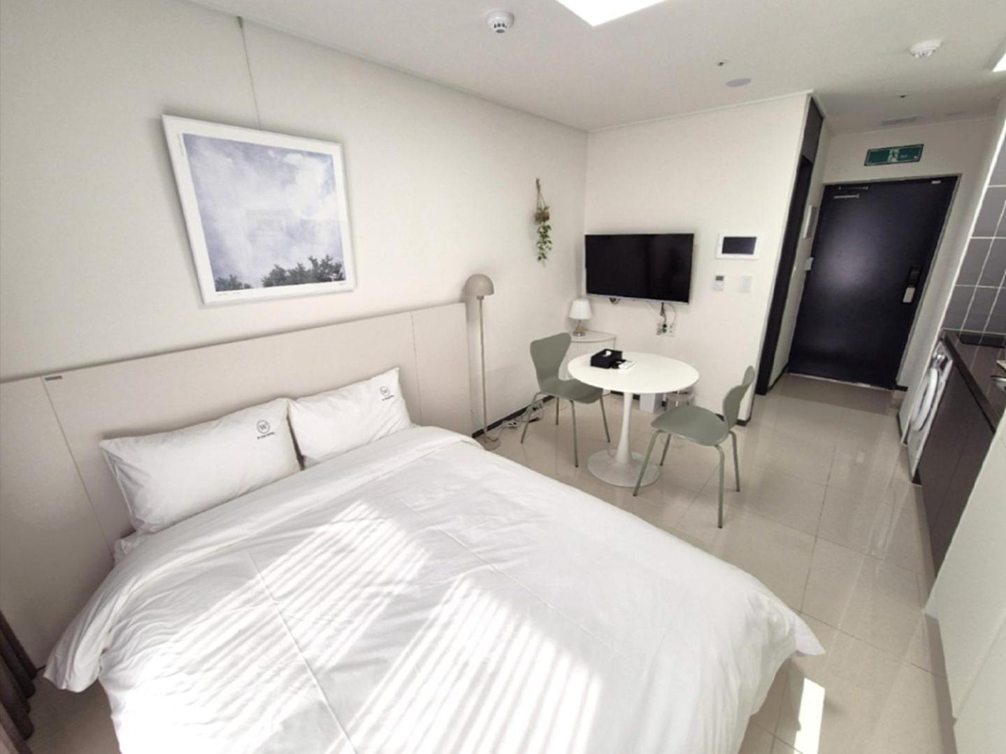 W Hall Apartment *