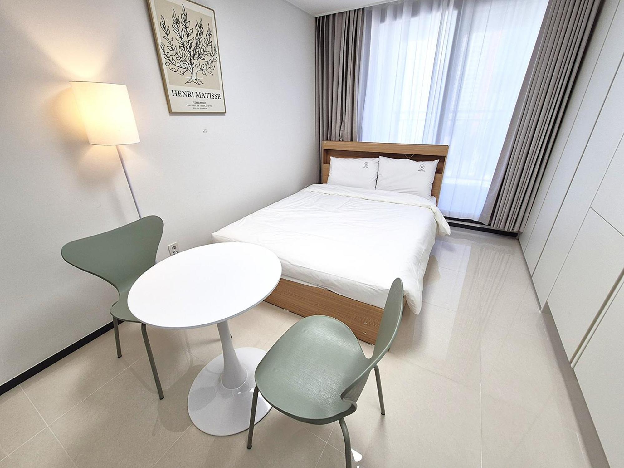 W Hall Apartment *
