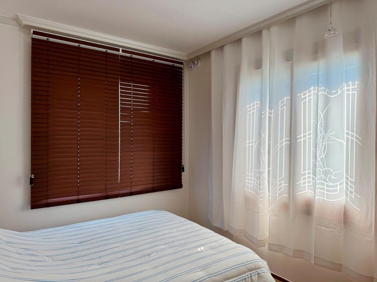 At Home, Sunny Emotional House, Free Parking, 3q Beds, Attic Movie Theater *