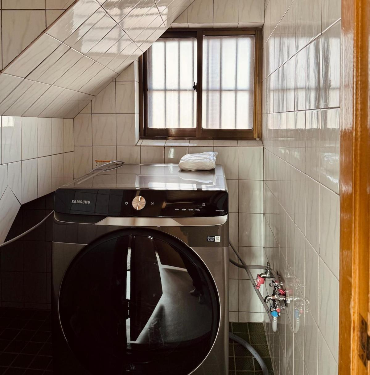 At Home, Sunny Emotional House, Free Parking, 3q Beds, Attic Movie Theater *