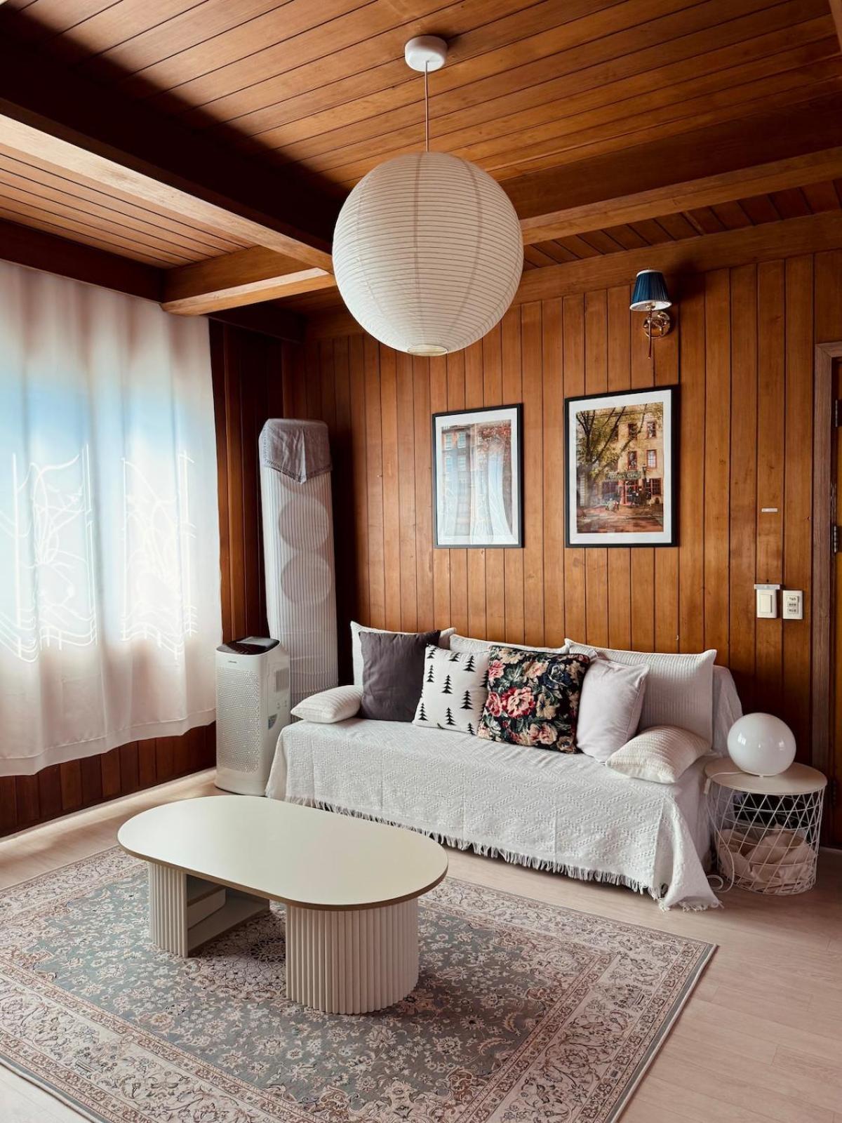 At Home, Sunny Emotional House, Free Parking, 3q Beds, Attic Movie Theater