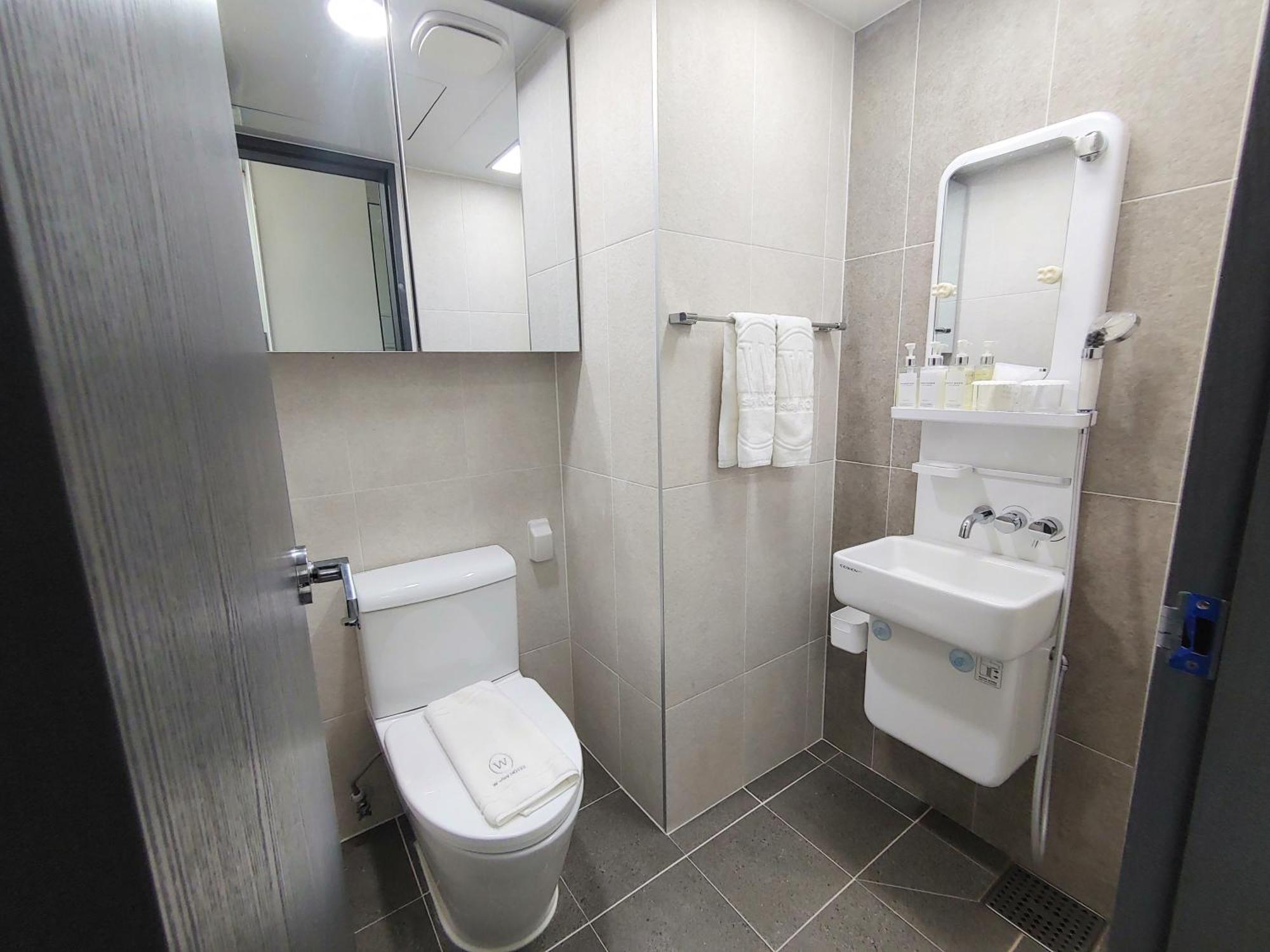 Apartment W Hall
