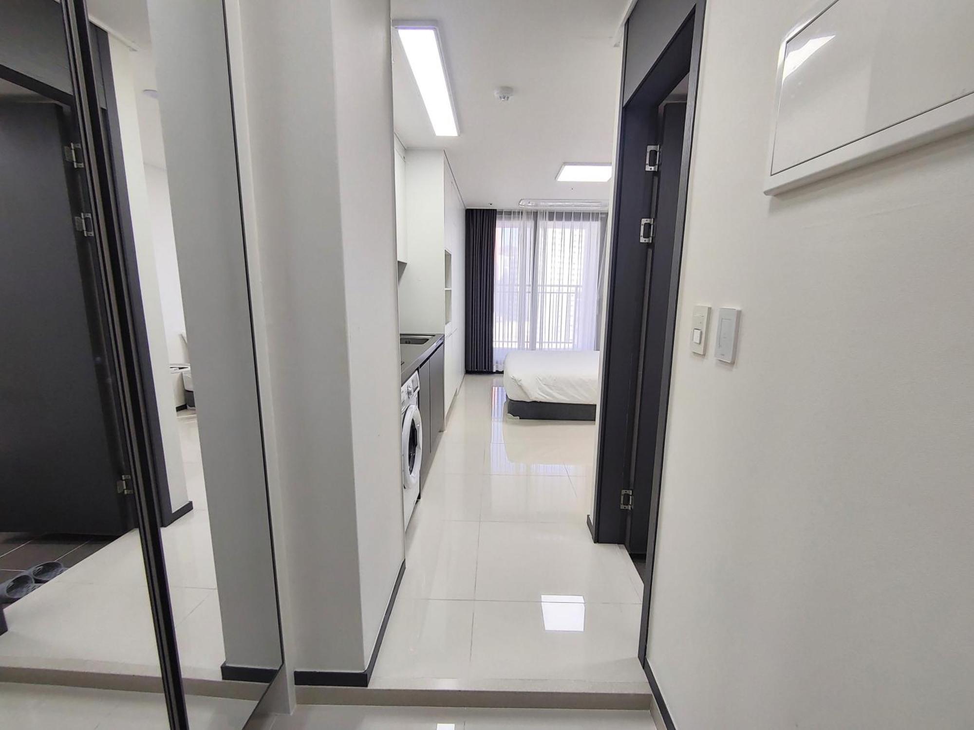 W Hall Apartment *