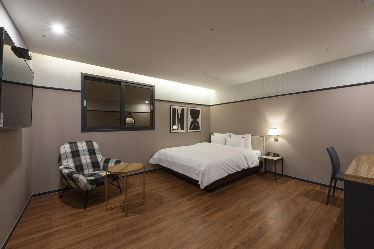 Hotel Seomyeon Brown-dot Gold