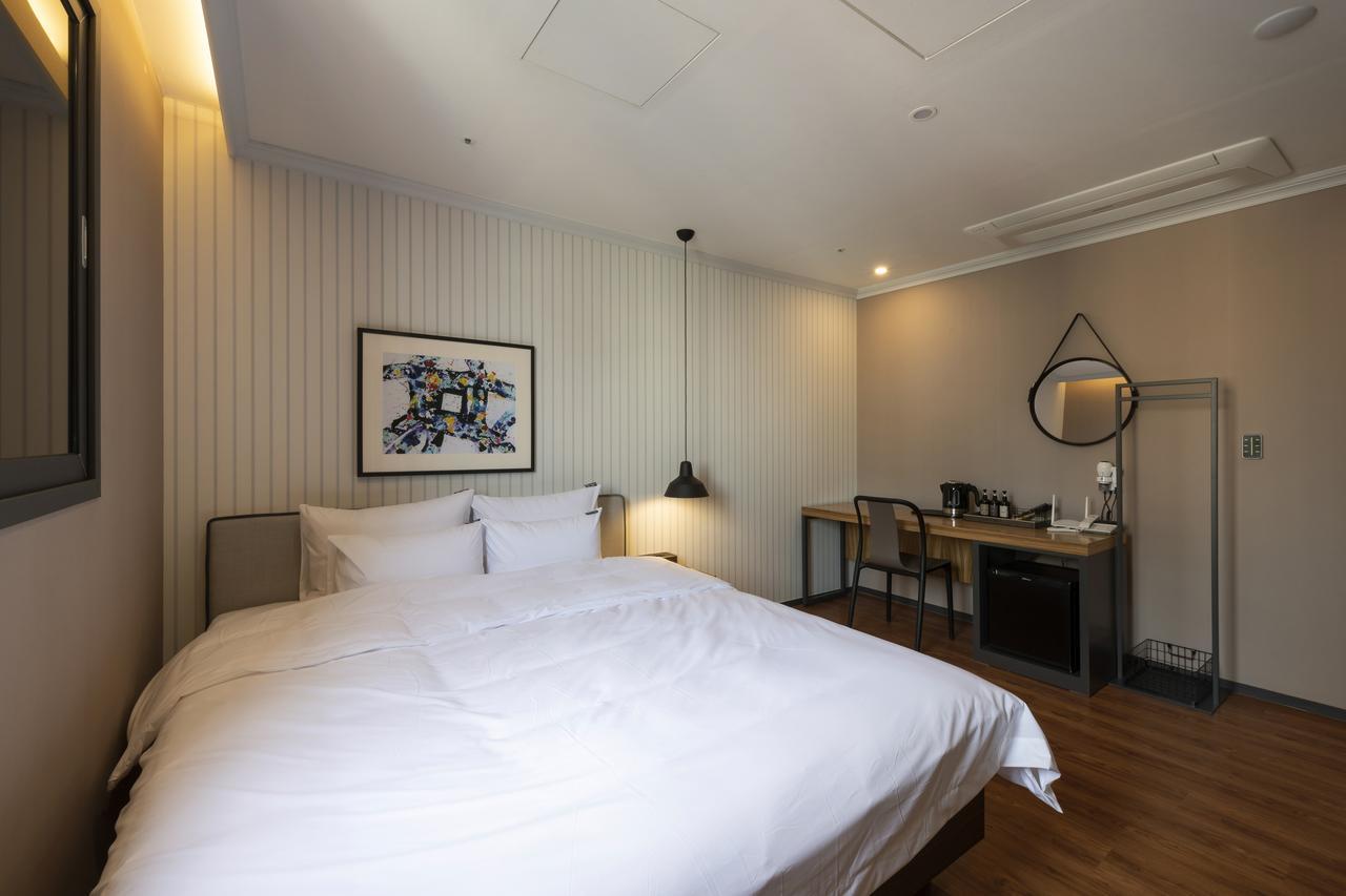 Hotel Seomyeon Brown-dot Gold