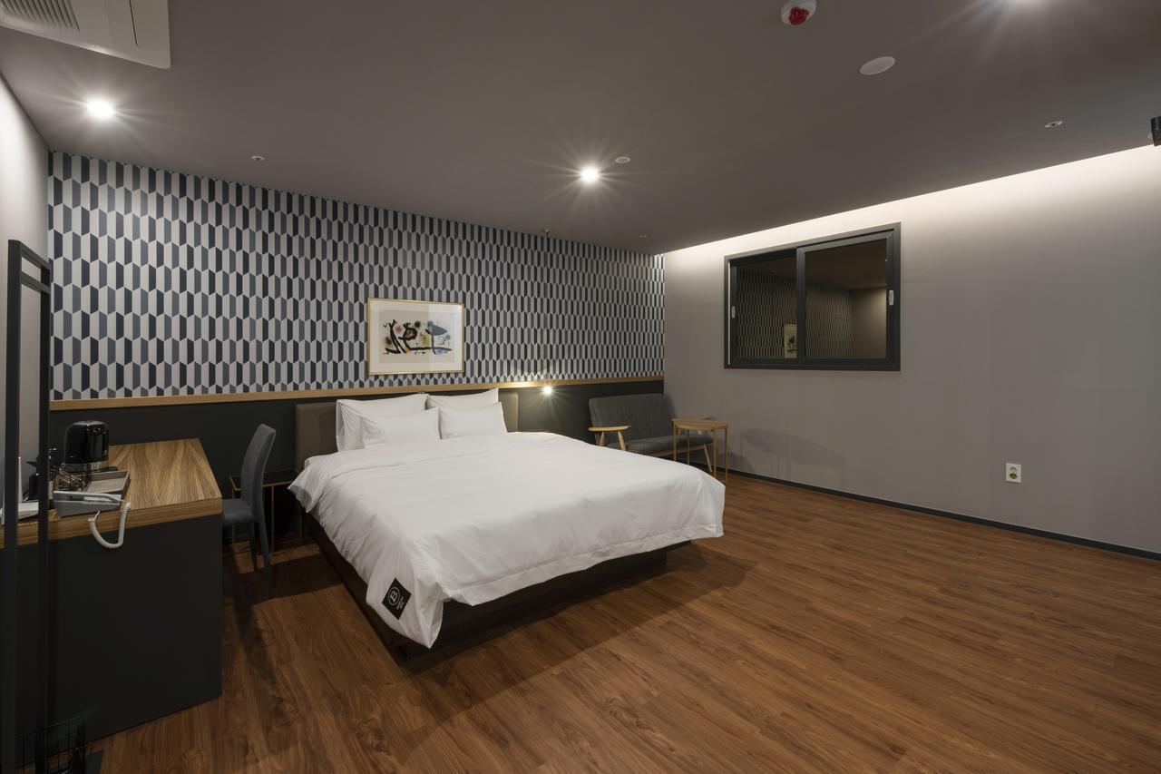 Hotel Seomyeon Brown-dot Gold