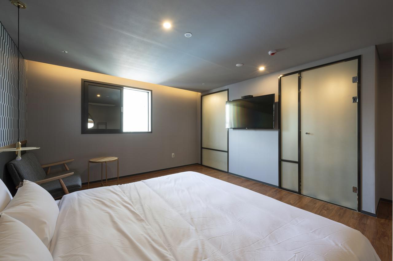 Hotel Seomyeon Brown-dot Gold