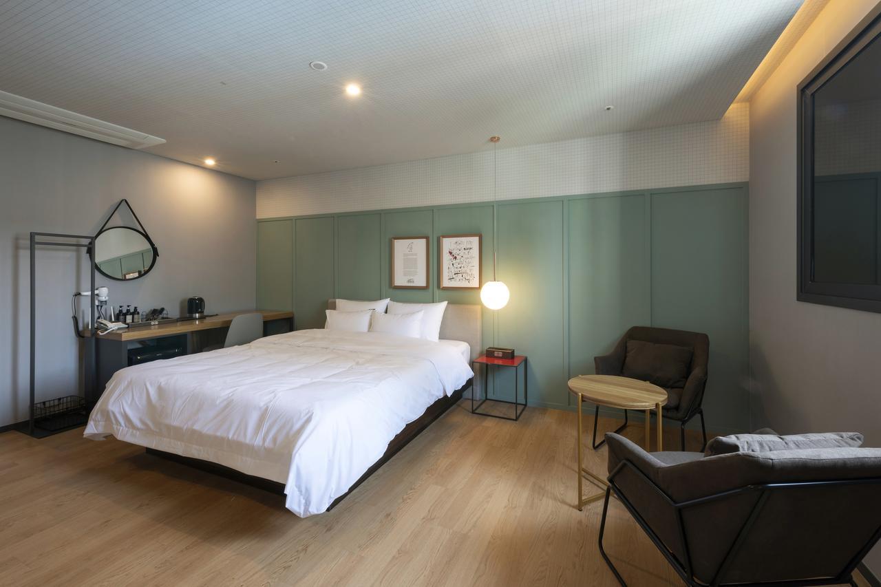 Hotel Seomyeon Brown-dot Gold