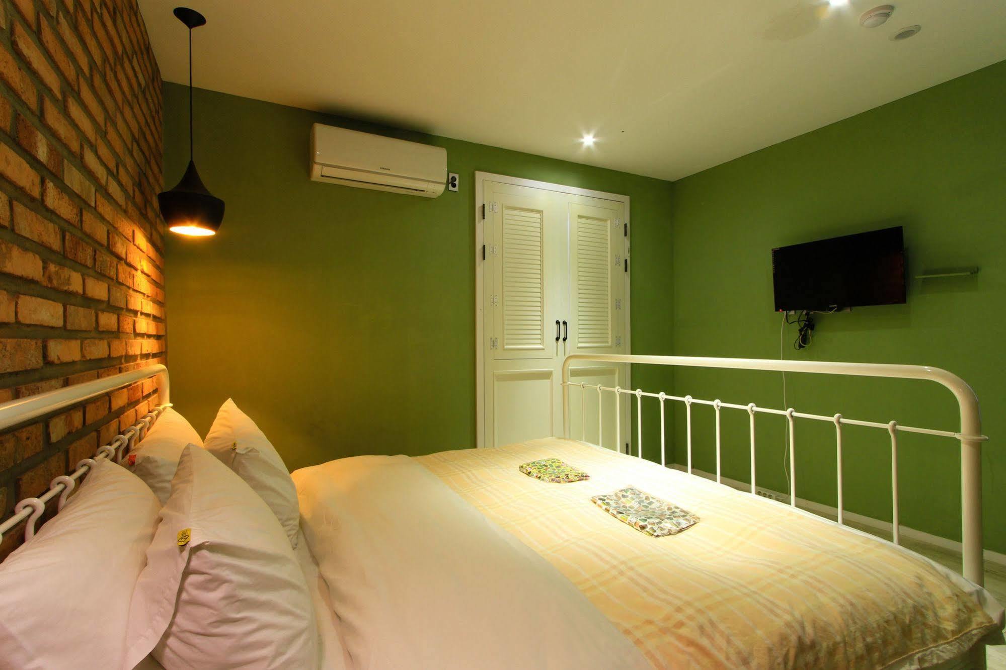 25 2 Hotel