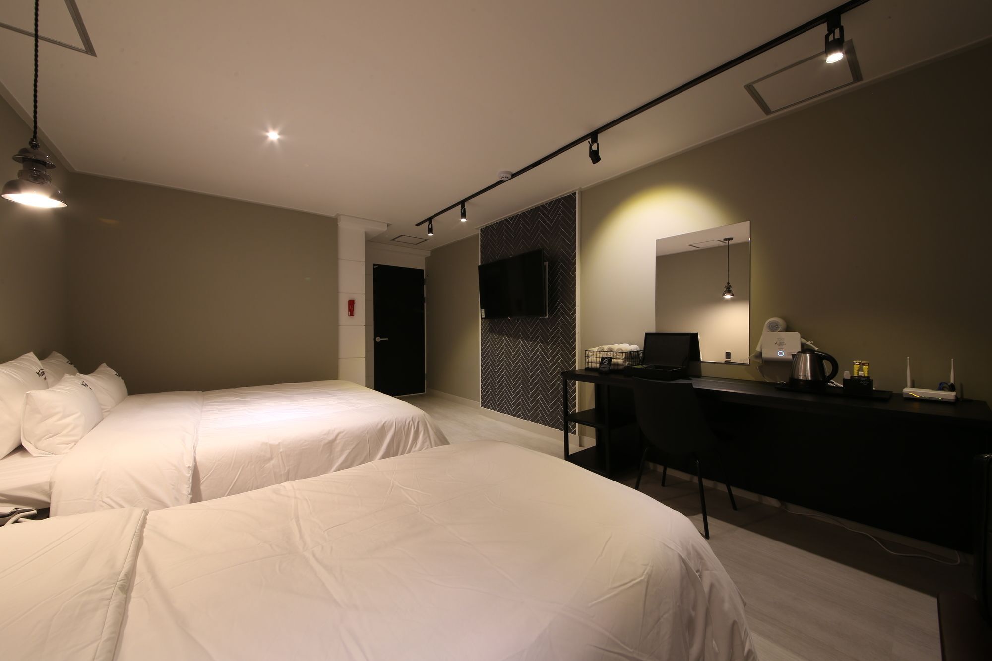 Almond Gupo Station Hotel 2*