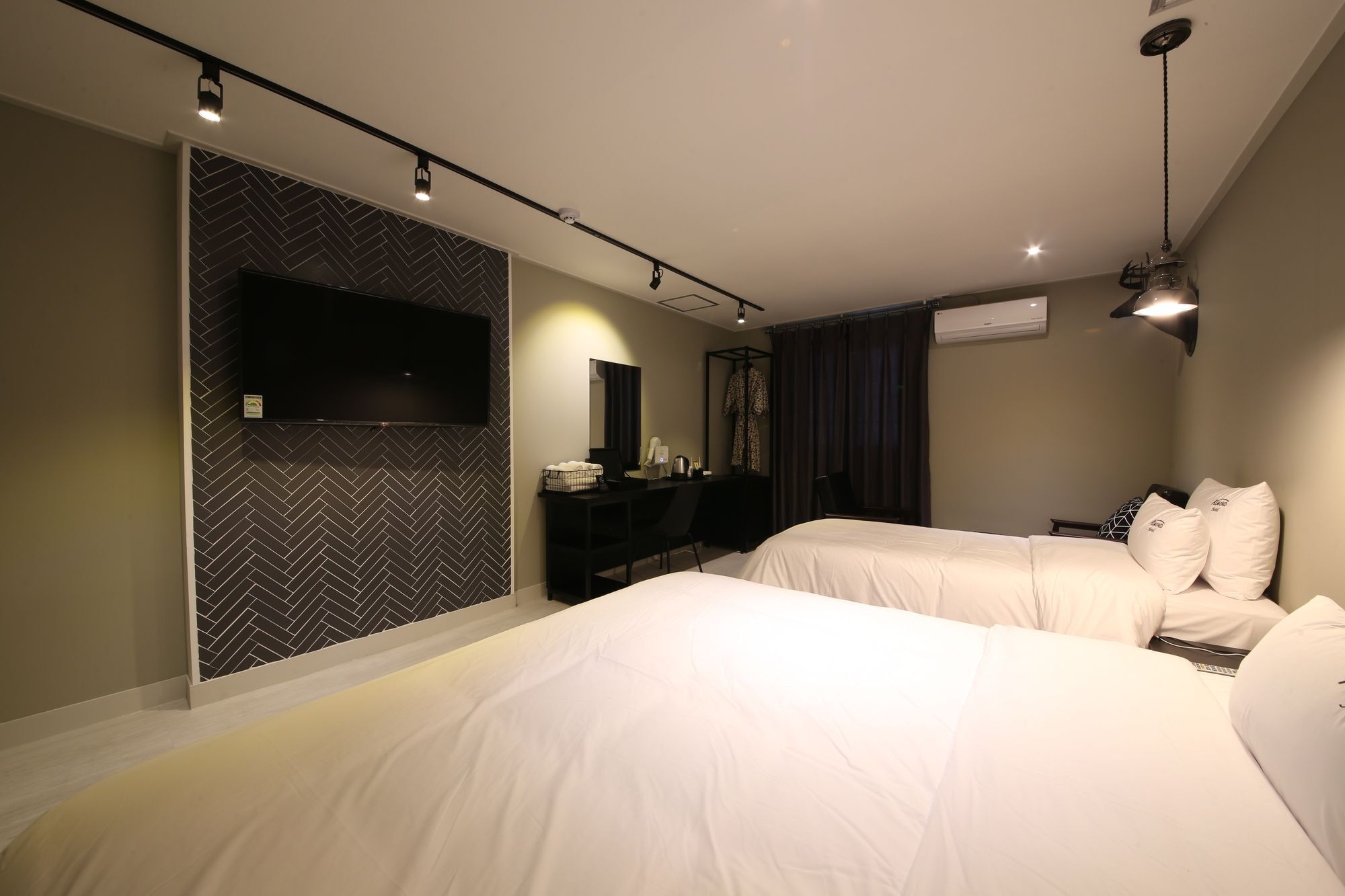 Hotel Almond Gupo Station