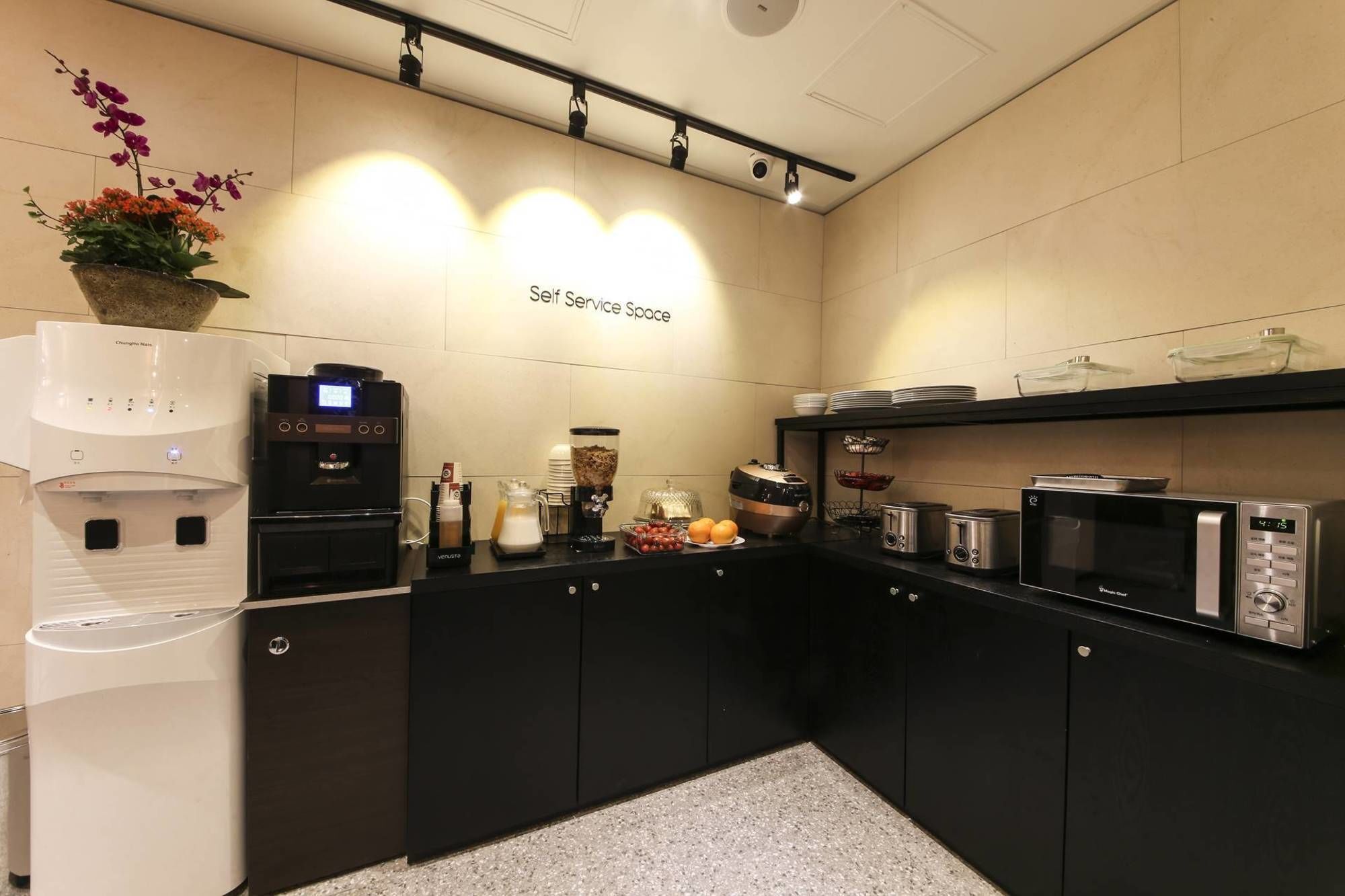 Almond Gupo Station Hotel 2*